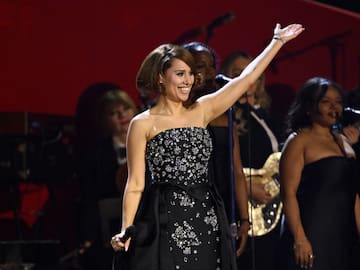 Raye lanza una oda al sonido de sus tacones junto a Hanns Zimmer