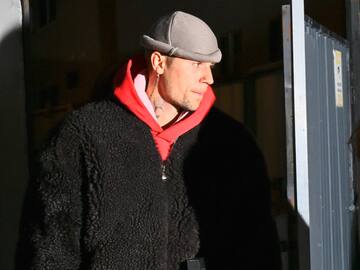 Justin Bieber se enfrenta a los paparazzi y no deja de repetir una sola palabra