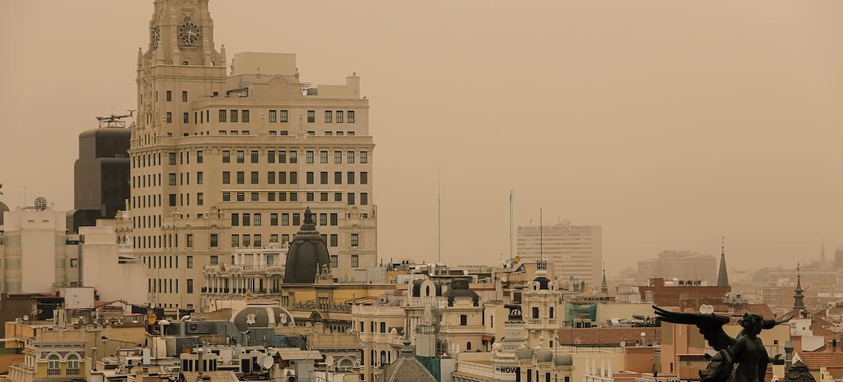 Cielo con calma en la ciudad de Madrid