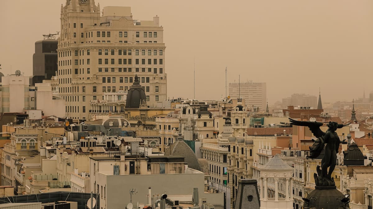 La Aemet alerta de la llegada de calima a Madrid: cielos "turbios" y lluvia por la borrasca Regina