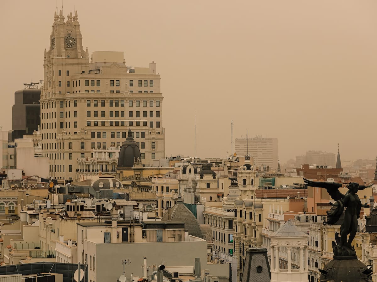 La Aemet alerta de la llegada de calima a Madrid: cielos "turbios" y lluvia por la borrasca Regina