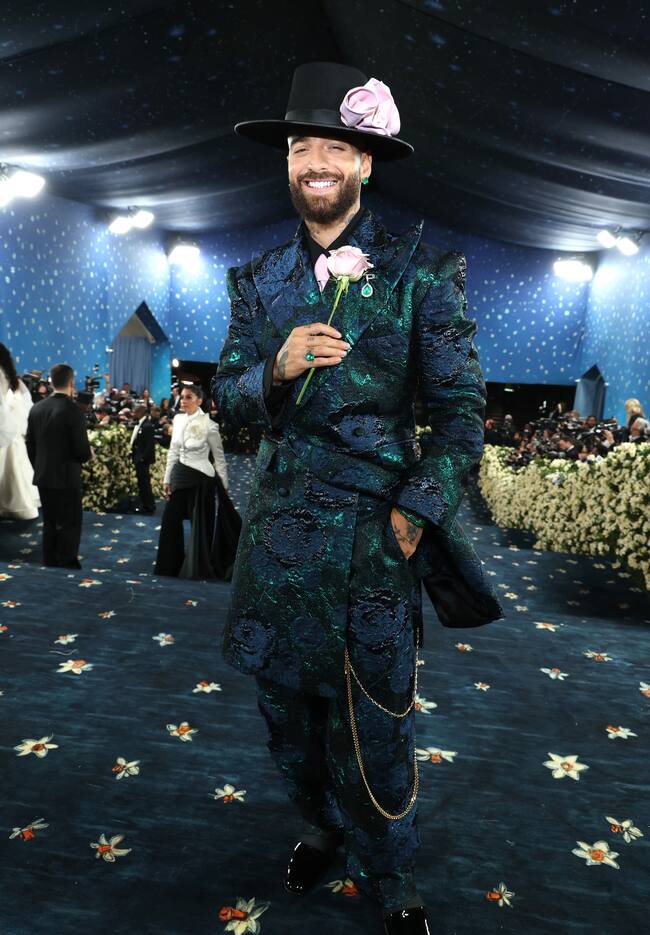 Maluma optó por un traje en tono tornasol con un abrigo largo de textura metálica diseñado por Willy Chavarría. Entre los accesorios, sobresalía un sombrero negro con un detalle tipo flor color rosado.