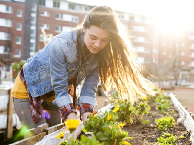 Una joven en un huerto urbano