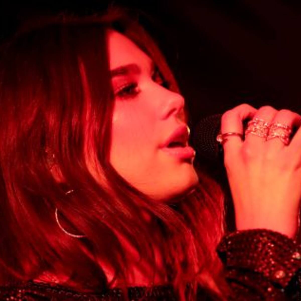 Dua Lipa vuelve a los escenarios con esta foto sexy