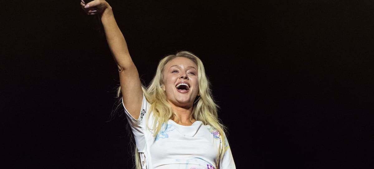 Zara Larsson actúa en el set de PinkPantheress en el festival de Coachella el 18 de abril de 2026. Scott Dudelson/Getty Images for Coachelle