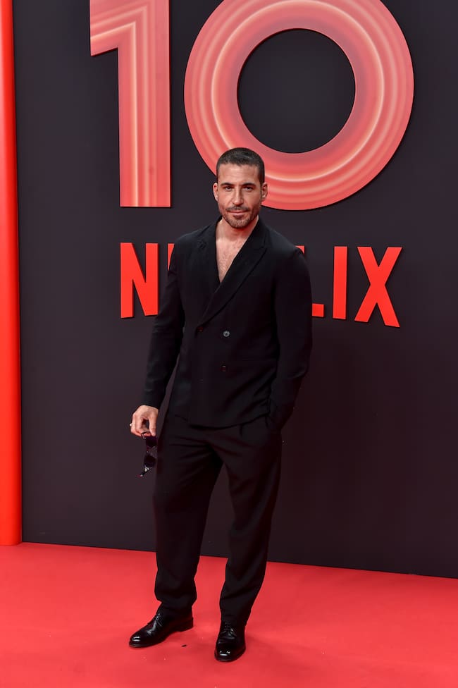 Aunque dicen que tiene nueva novia, lo cierto es que Miguel Ángel Silvestre ha posado solo en la alfombra roja y luciendo impecable como siempre. Por algo es uno de los habituales de los front rows de las Semanas de la Moda de medio mundo.