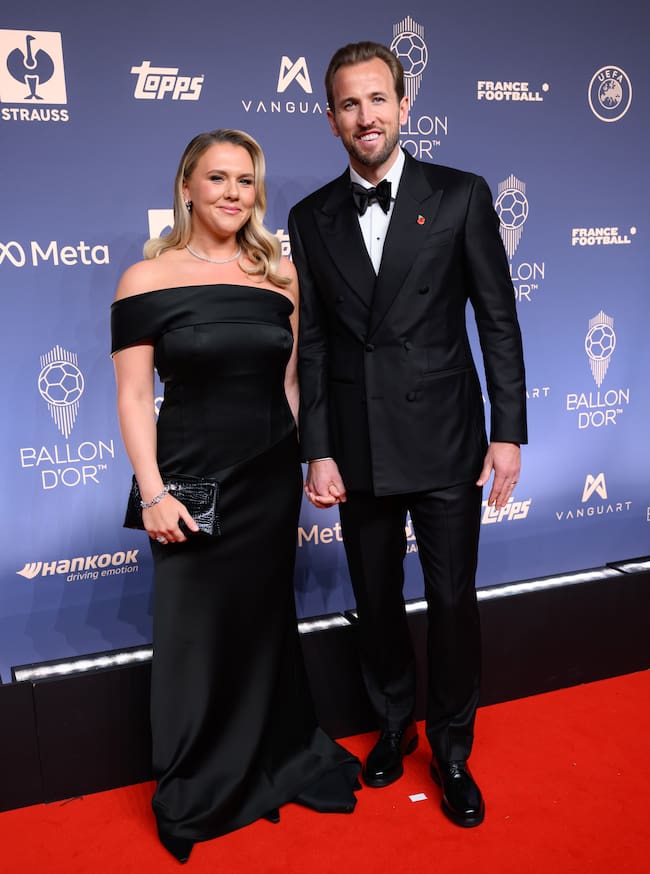 Katie Goodland y Harry Kane posan a su llegada a la 70ª edición del Balón de Oro.