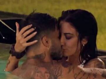 Naomi y Napoli desatan su pasión en la piscina delante de sus compañeros en ‘La isla de las tentaciones’