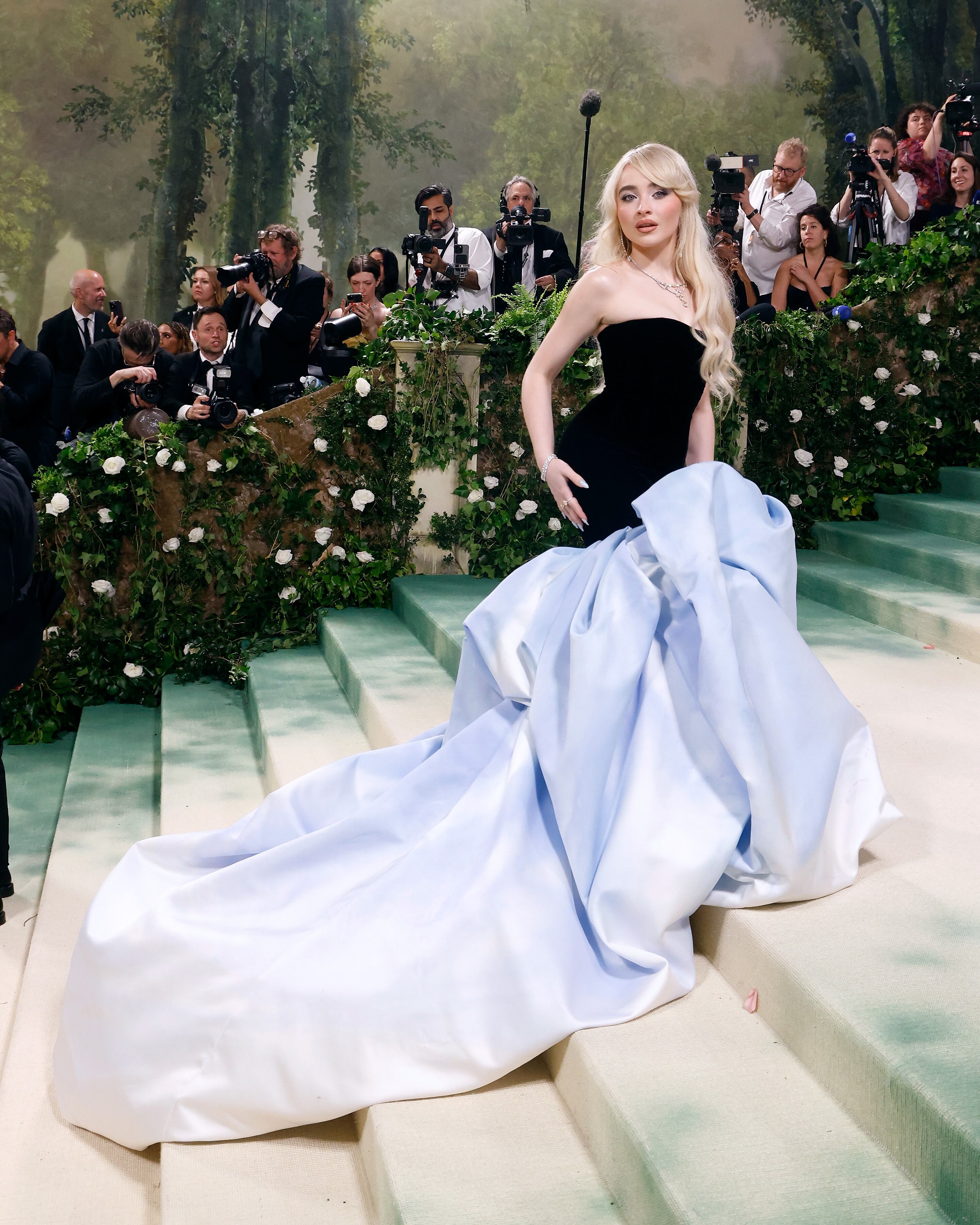 Sabrina Carpenter ha optado por un diseño de Óscar de la Renta en uno de sus mejores apariciones en una alfombra. Corpiño de terciopelo negro que desembocaba en una voluminosa falda drapeada de satén de doble faz que recreaba una orquídea.