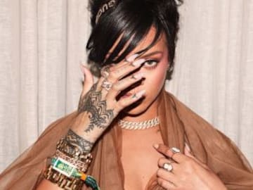 Rihanna sorprende con vestido en transparencia en Coachella
