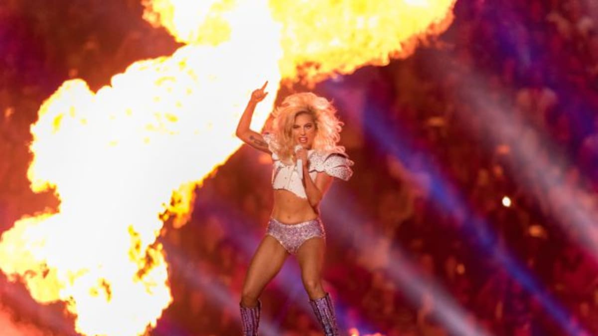 Acrobacias, color y fuego en la Super Bowl de Lady Gaga
