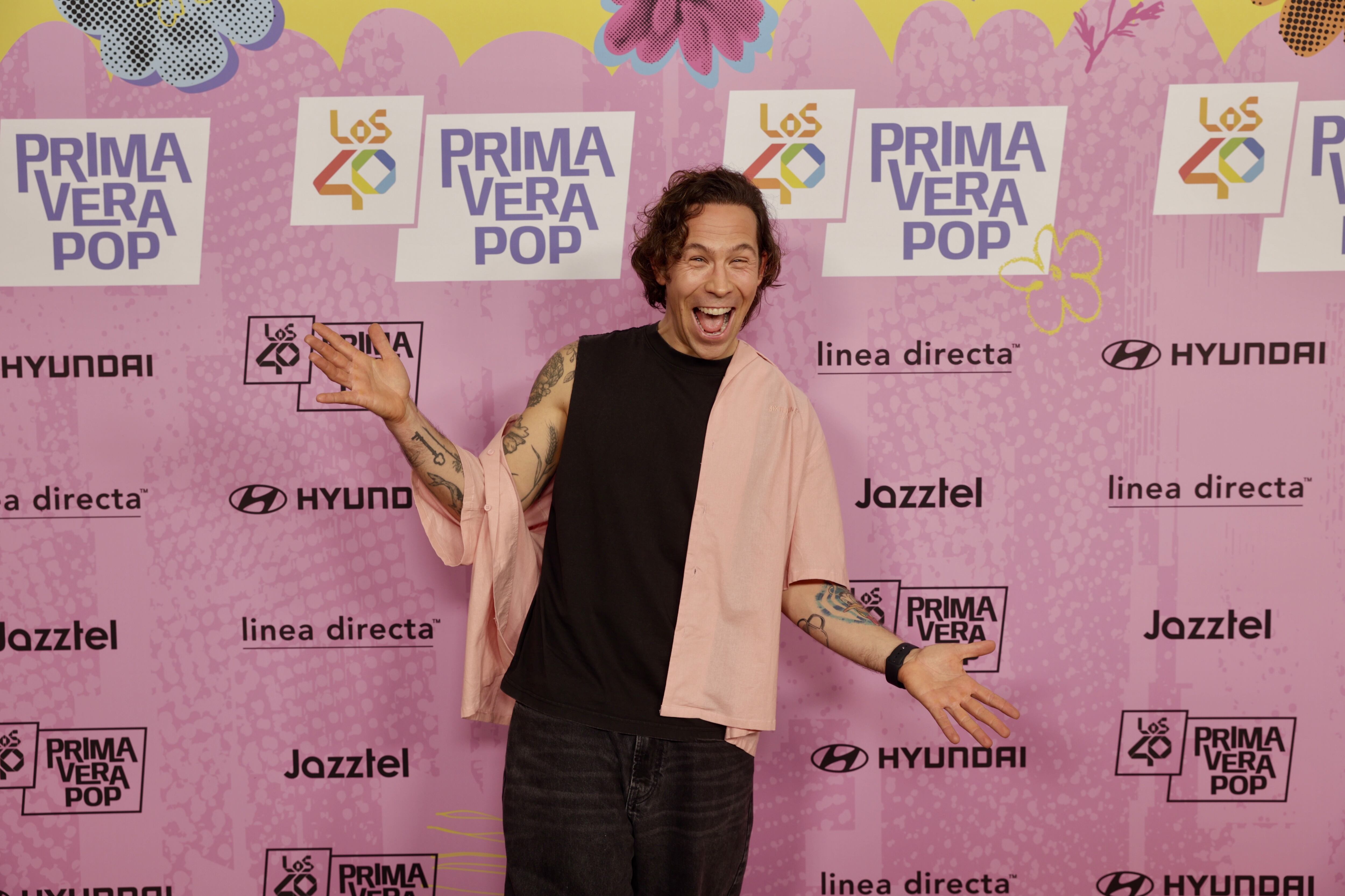 La lluvia no es impedimento para disfrutar del mejor festival de la primavera. Miles de personas con ganas de disfrutar de los éxitos que llenan nuestros días. Hoy es el día de LOS40 Primavera Pop y nuestro DJ favorito no podía faltar.