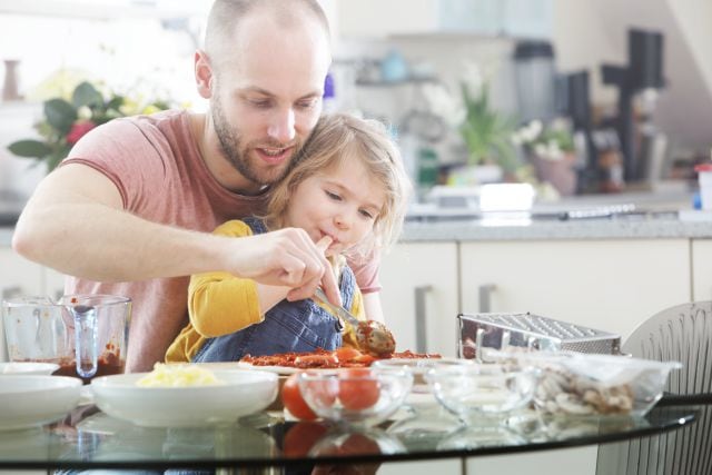 Los padres millennial se comprometen más con el cuidado de sus hijos.