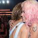 Shakira y Karol G protagonizan uno de los momentos más emotivos de los MTV VMAs 2023 al recoger su premio compartido