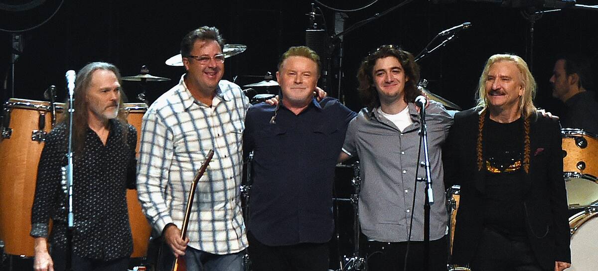 Timothy B. Schmit, Vince Gill, Don Henley, Decon Frey y Joe Walsh, integrantes de The Eagles, durante un concierto en Nashville, Tennessee, en 2017.