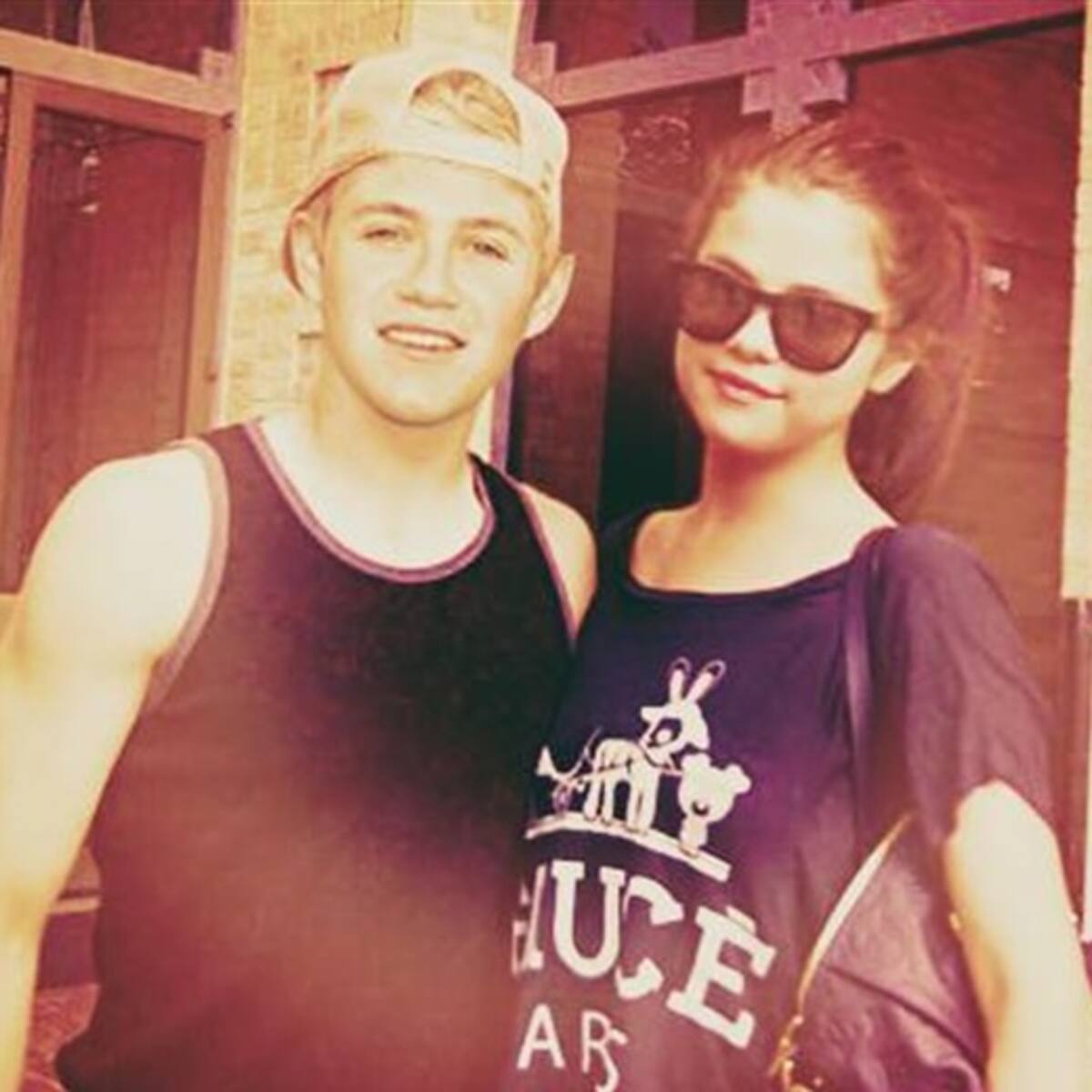 Un One Direction sale con una ex de Justin Bieber