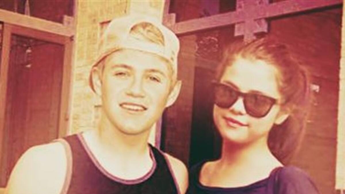 Un One Direction sale con una ex de Justin Bieber