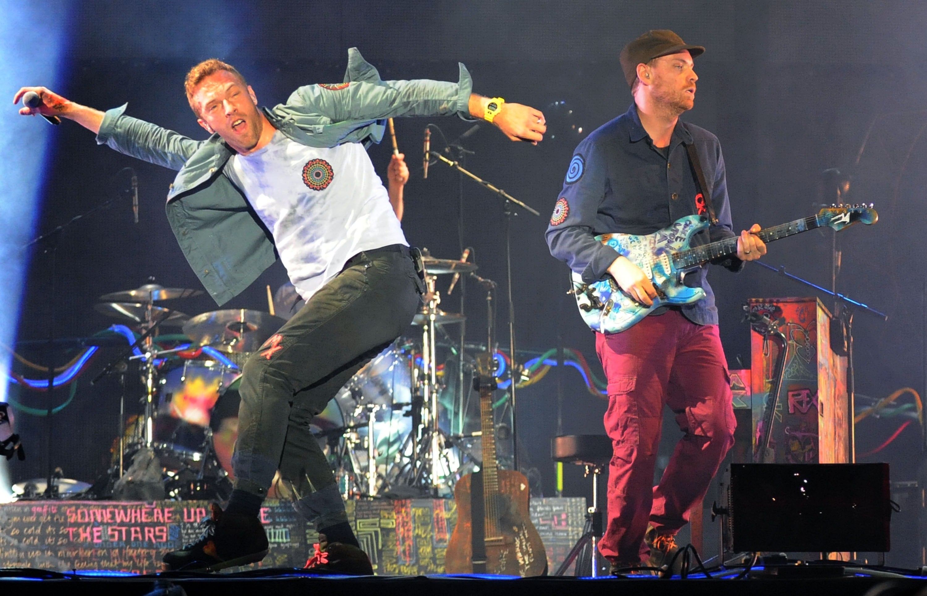 Chris Martin y Jonny Buckland de Coldplay actuando en el Piedmont Park de Atlanta