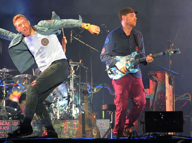 Chris Martin y Jonny Buckland de Coldplay actuando en el Piedmont Park de Atlanta