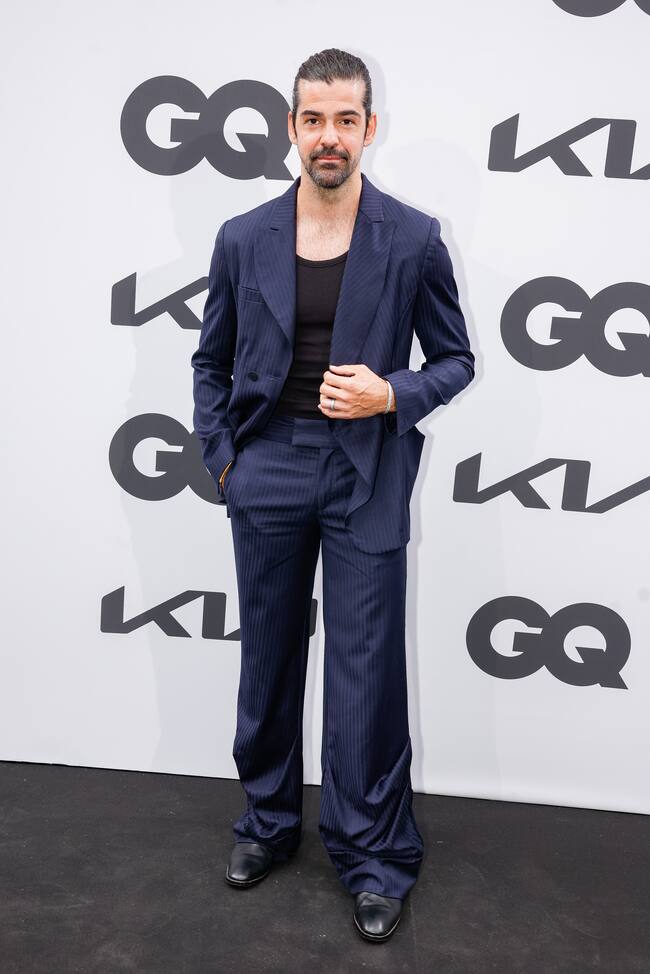 Miguel Ángel Muñoz combinó azul marino con una básica negra con un moño de recogido.