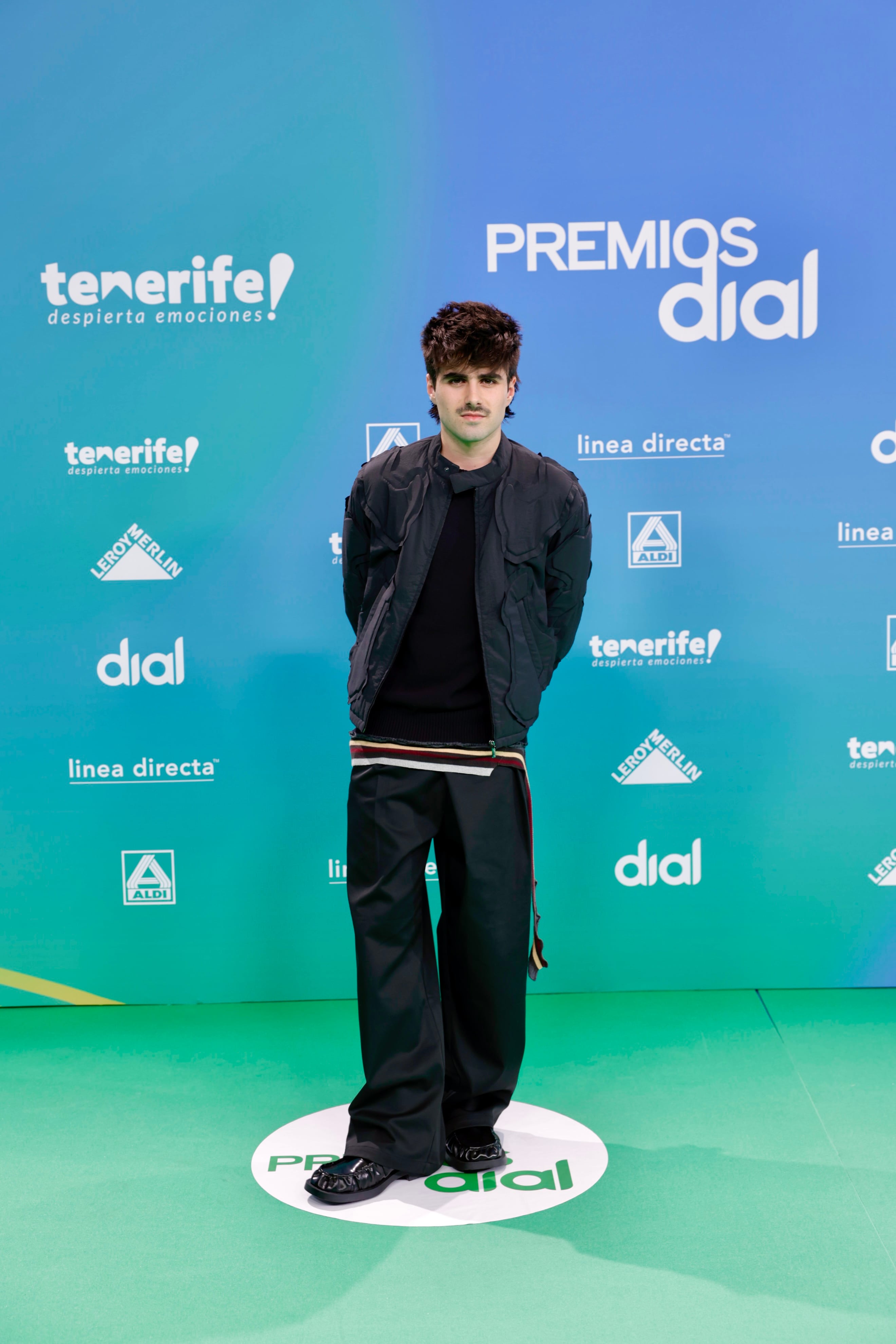 Con una gira recién anunciada, Martin Urrutia llegaba con su original look que tan bien le sentaba a su primera vez en los Premios Dial.