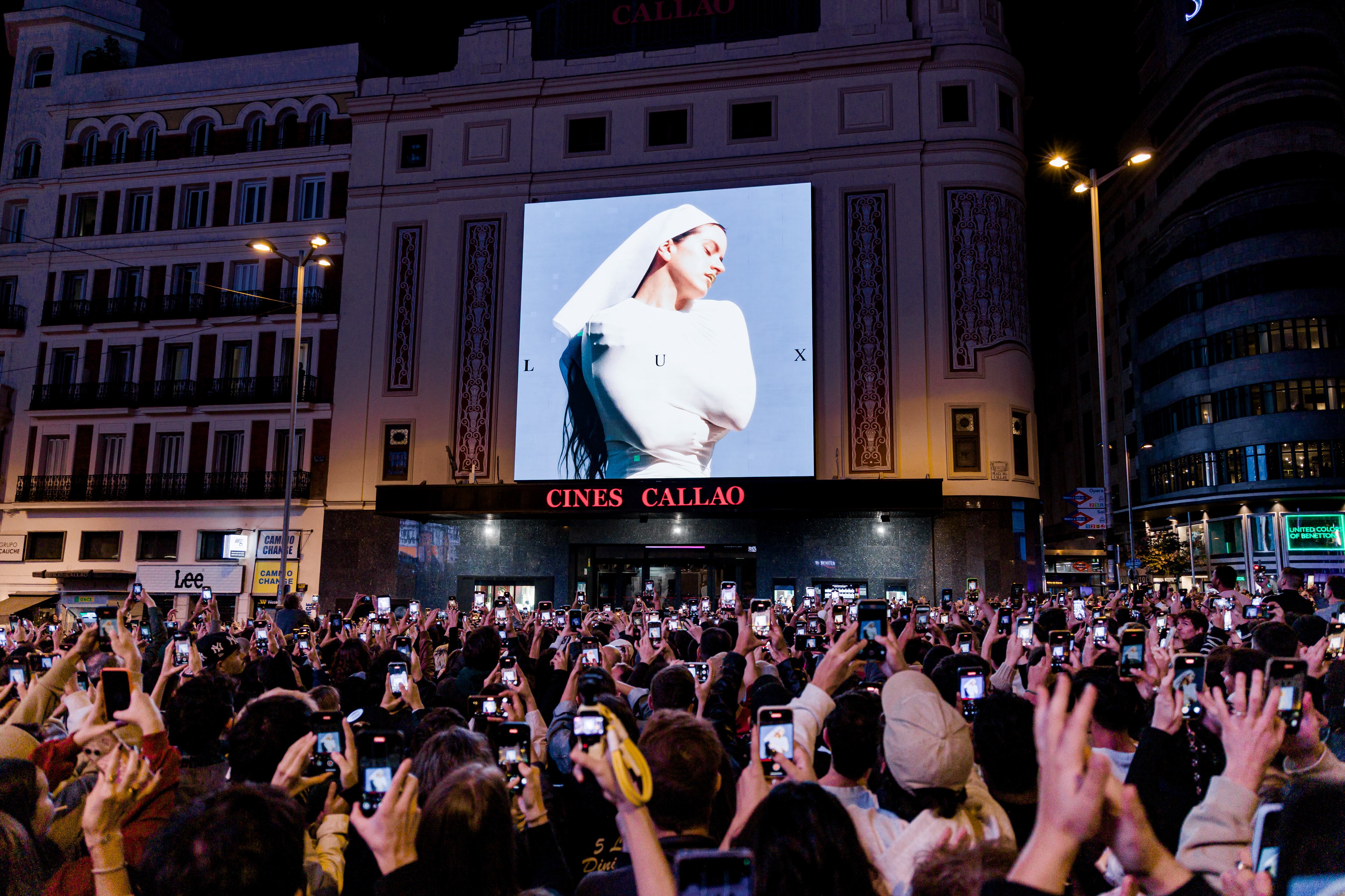 Rosalia presentando la portada de su nuevo disco 'Lux', en la plaza de Callao, Madrid