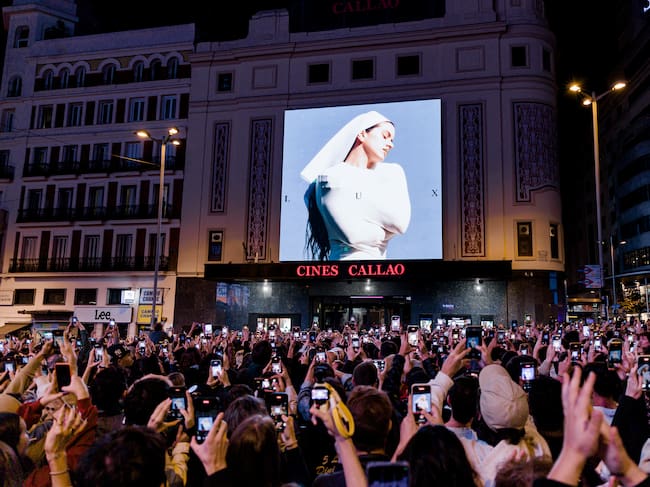 Rosalia presentando la portada de su nuevo disco 'Lux', en la plaza de Callao, Madrid