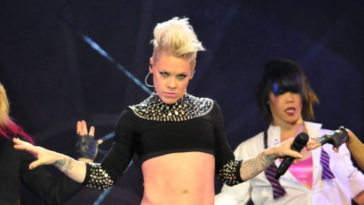 Pink escribe la canción central de Alicia a Través del Espejo