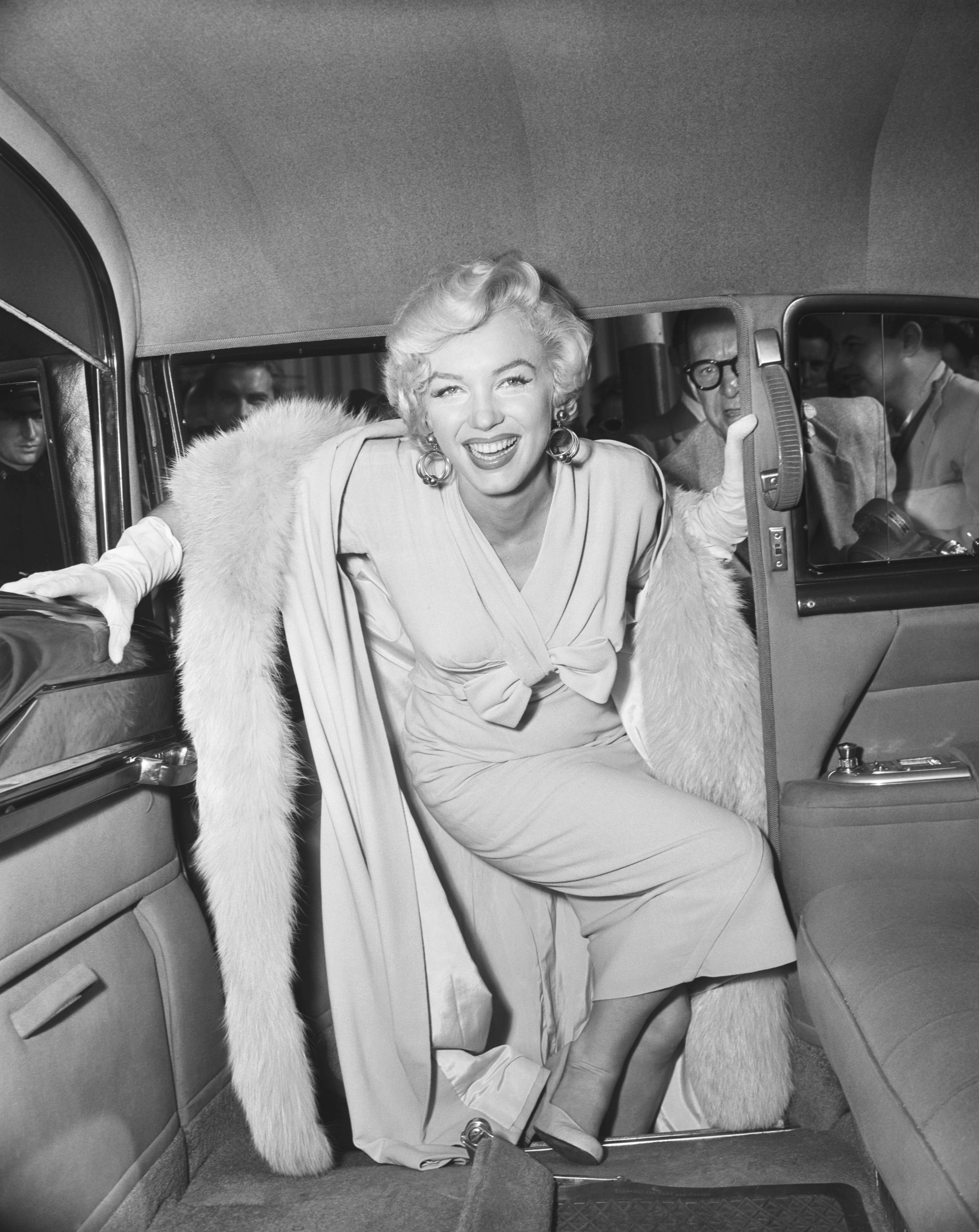 Marilyn Monroe, el gran mito erótico de los años cincuenta, fue hallada muerta en su casa de Los Ángeles.