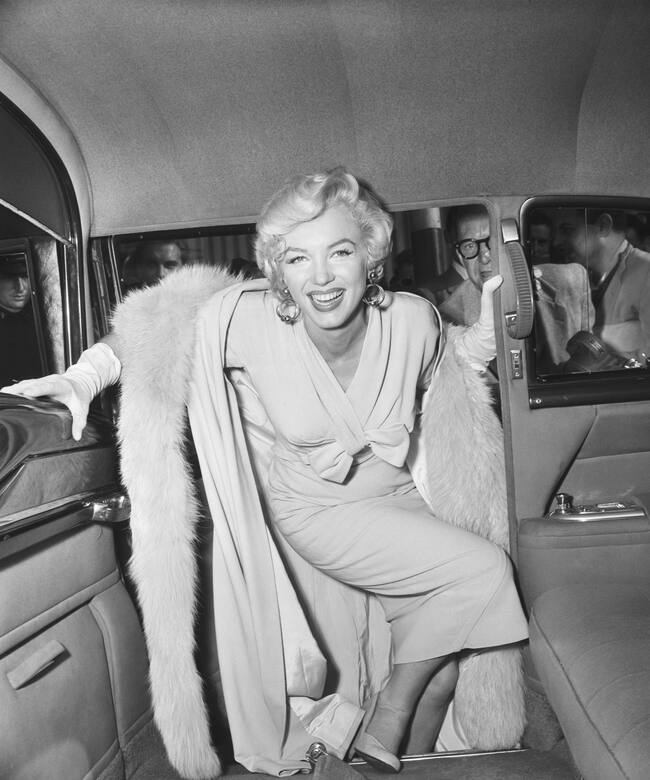 Marilyn Monroe, el gran mito erótico de los años cincuenta, fue hallada muerta en su casa de Los Ángeles.