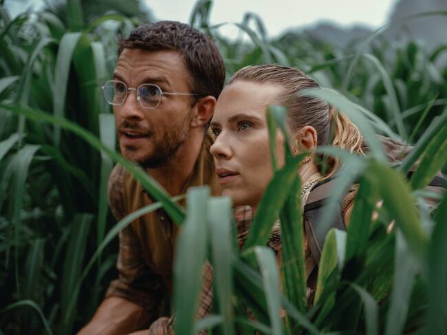 Jonathan Bailey como el Dr. Henry Loomis y Scarlett Johansson como Zora Bennett en ' Jurassic World: El Renacer'. / Universal Pictures