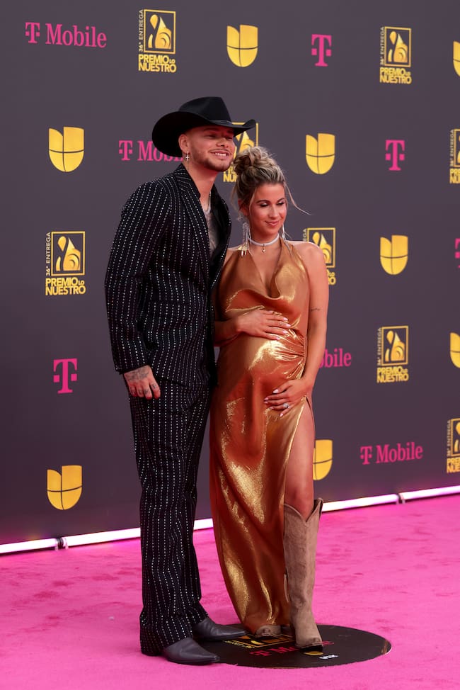 El matrimonio Brown es otro que presumió de embarazo en la alfombra. El suyo más avanzado que el de Evaluna y Camilo. Y en cuanto al estilismo, fieles a su estilo country.