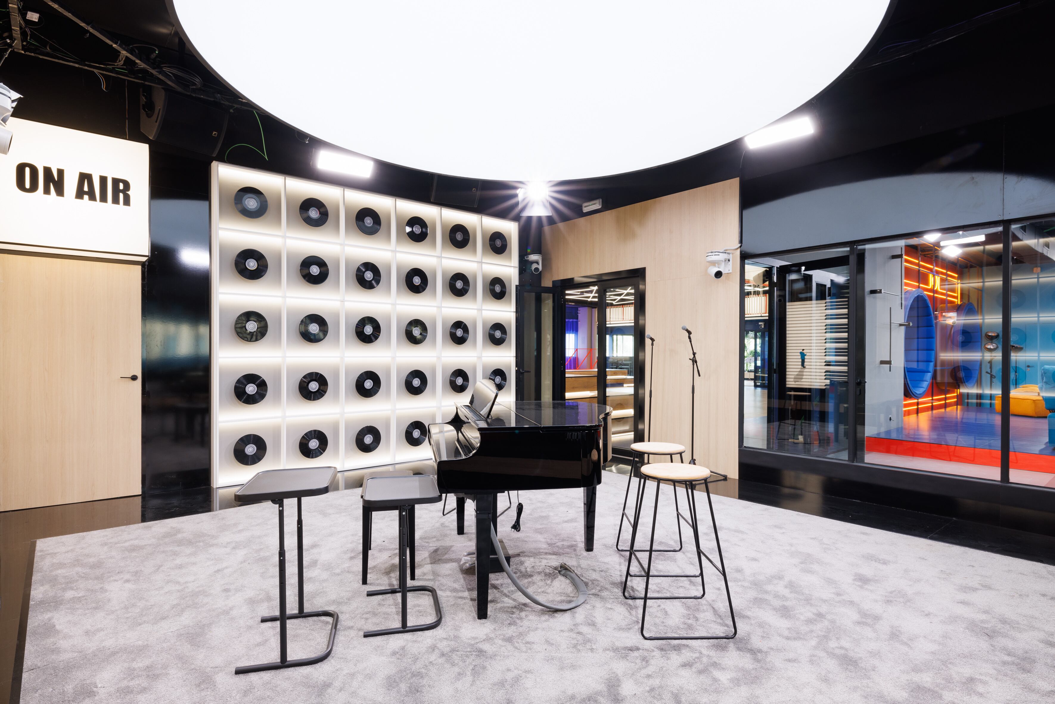 Esta sala es el gran regalo de todos los directos del 24 horas. Aunque ahora esté remodelada, parece que aún suenan entre sus paredes ese particular 'Lo mal que estoy (y lo poco que me quejo)' que conquistó a los fans en 2017. ¿Volverá a ser este sitio testigo de grandes momentos, como la composición del himno de este año?