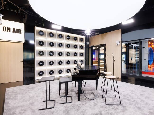 Esta sala es el gran regalo de todos los directos del 24 horas. Aunque ahora esté remodelada, parece que aún suenan entre sus paredes ese particular 'Lo mal que estoy (y lo poco que me quejo)' que conquistó a los fans en 2017. ¿Volverá a ser este sitio testigo de grandes momentos, como la composición del himno de este año?