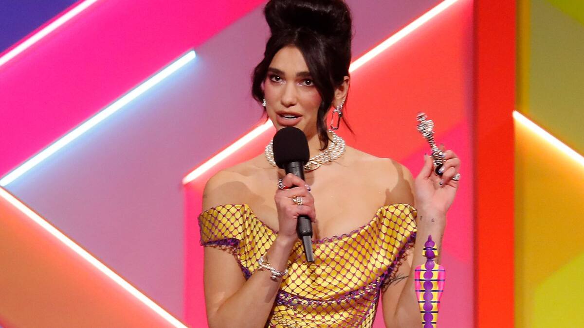 Dua Lipa, en los Brits: “No sólo hay que aplaudir a los trabajadores esenciales, hay que pagarles lo justo”
