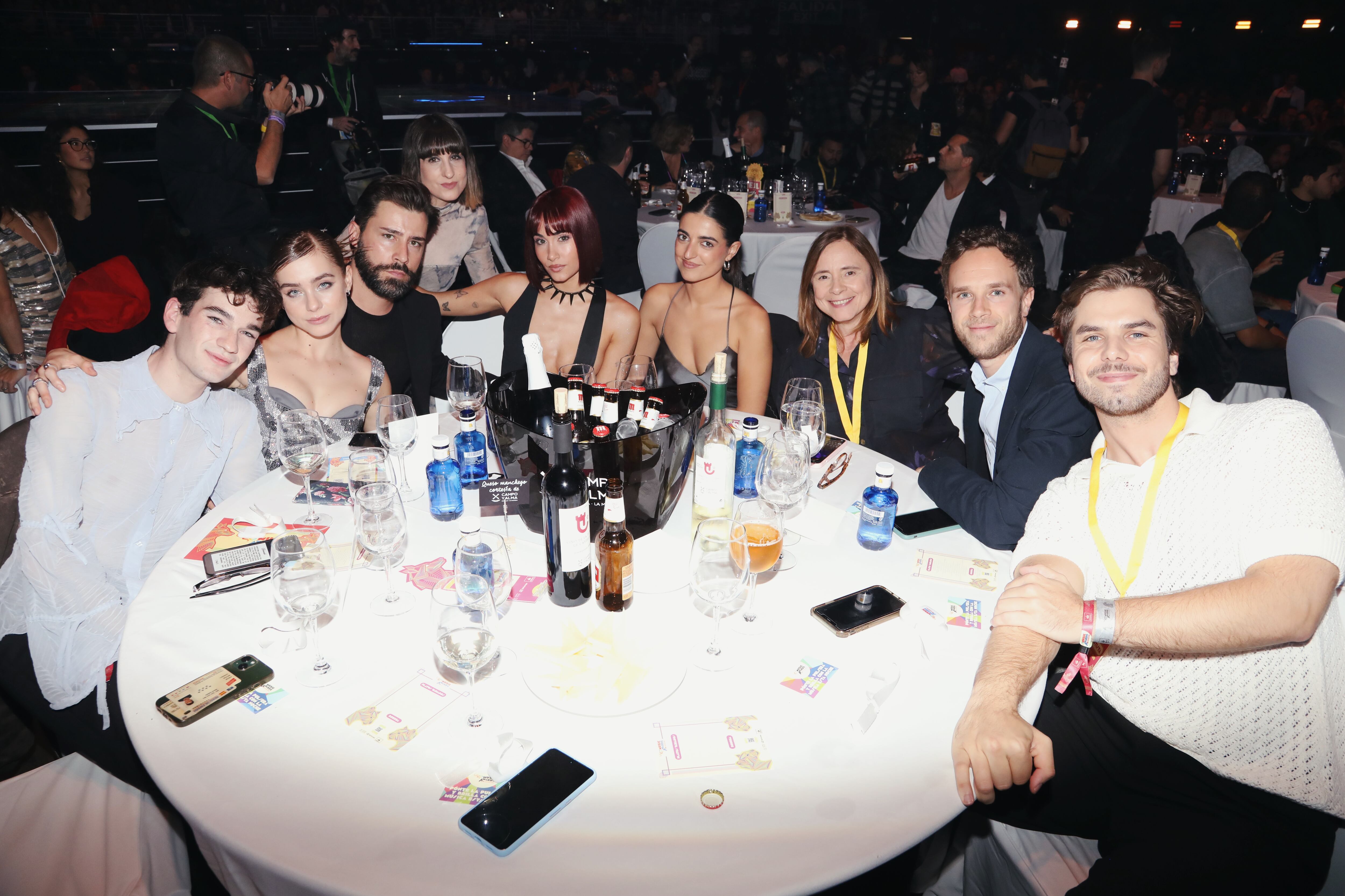 Aitana compartió mesa con Clara Galle.