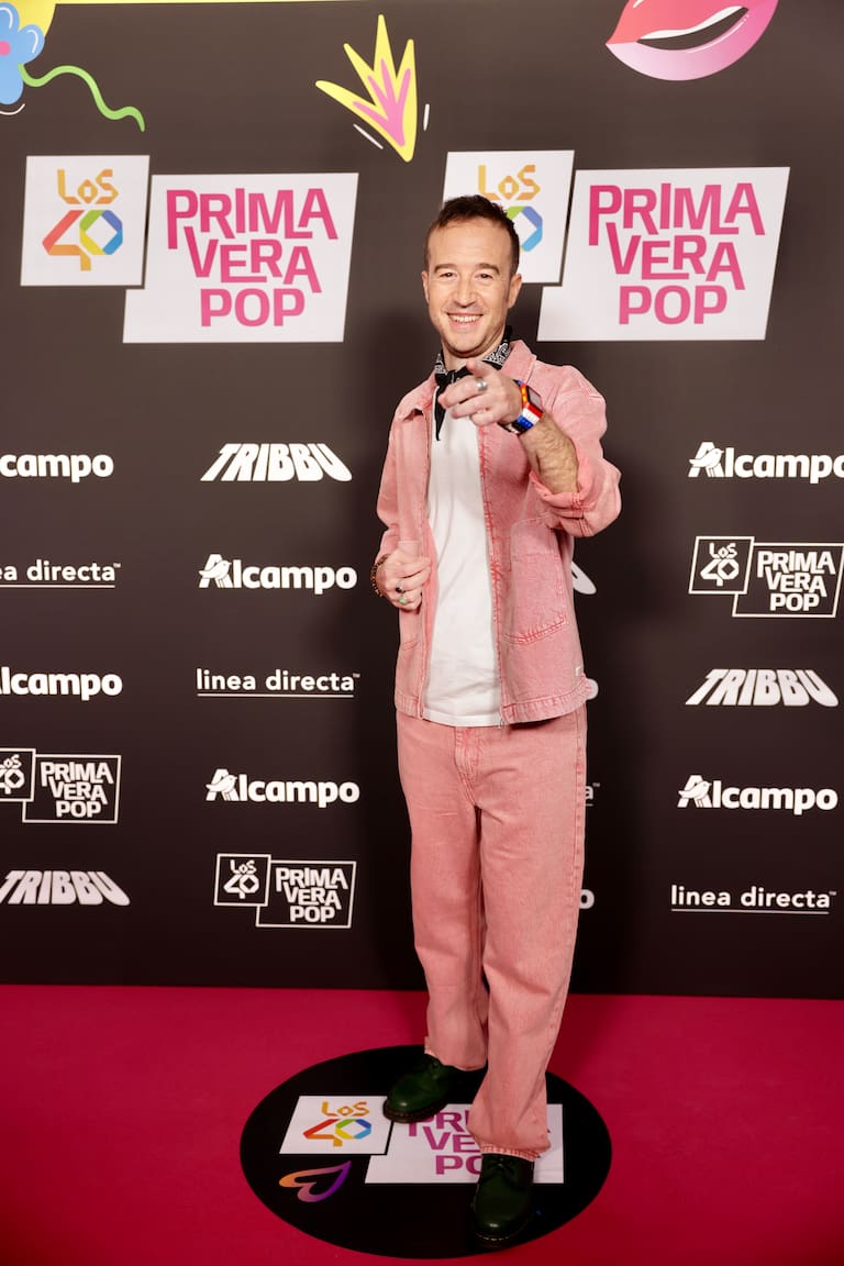 El locutor de LOS40, Jesús Taltavull, no ha querido perderse con sus compañeros LOS40 Primavera Pop 2026. Lo ha hecho vestido con este conjunto en denim de color rosa con el que nos recuerda que ya es primavera.