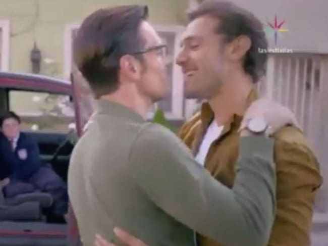 El beso de la polémica. (Televisa)