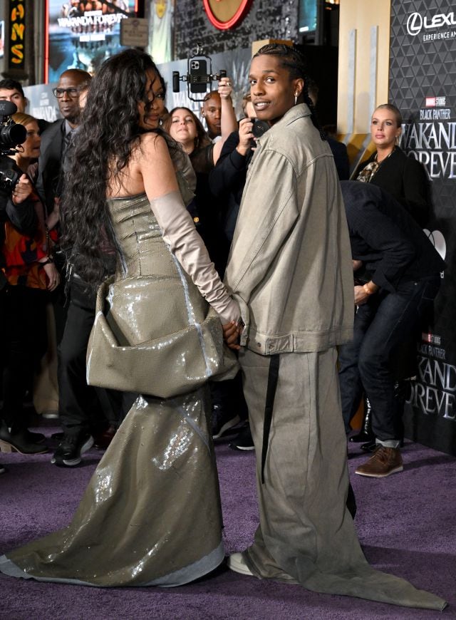 Rihanna y A$AP Rocky en la alfombra morada.