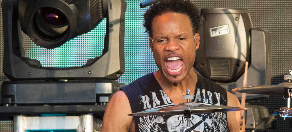 John Paris de Earth, Wind & Fire en un concierto del grupo en Chicago.