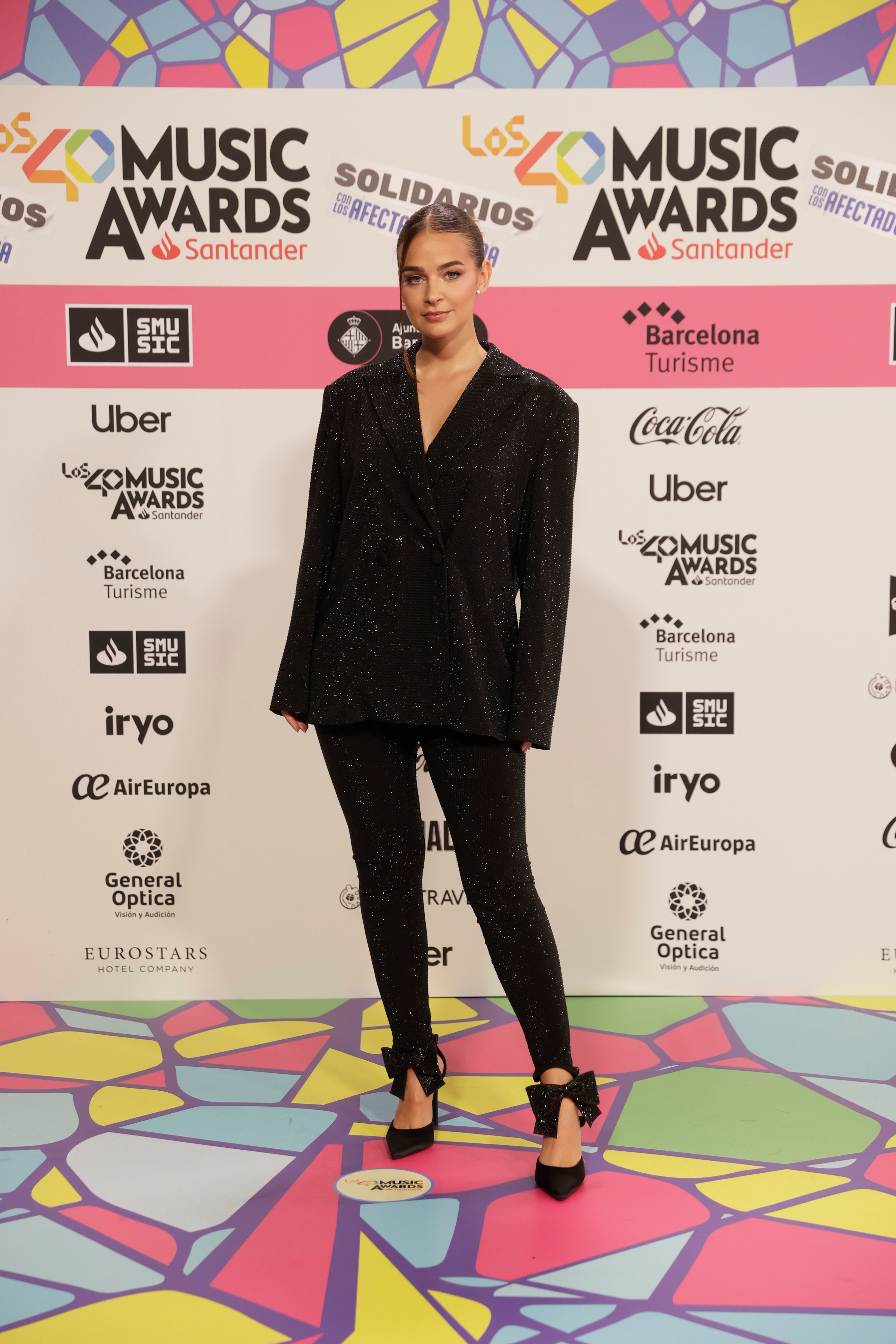 Laura Escanes, con una chaqueta brillante oversize, ha dejado el detalle más &#039;coquette&#039; en sus tobillos.