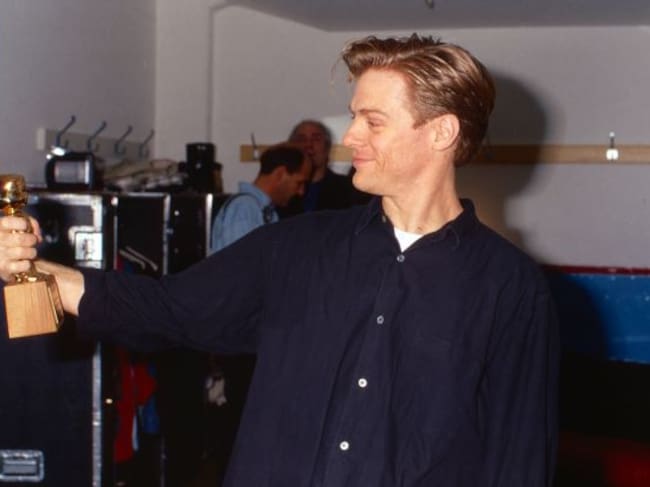 Bryan Adams sujetando su galardón de los Premios Bravo Otto en 1991.