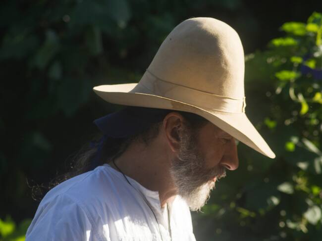 El diseñador Miguel Adrover en su casa de Calonges, Mallorca / via Gonzalo Hergueta