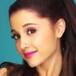 Ariana Grande se pelea en redes sociales con un fan