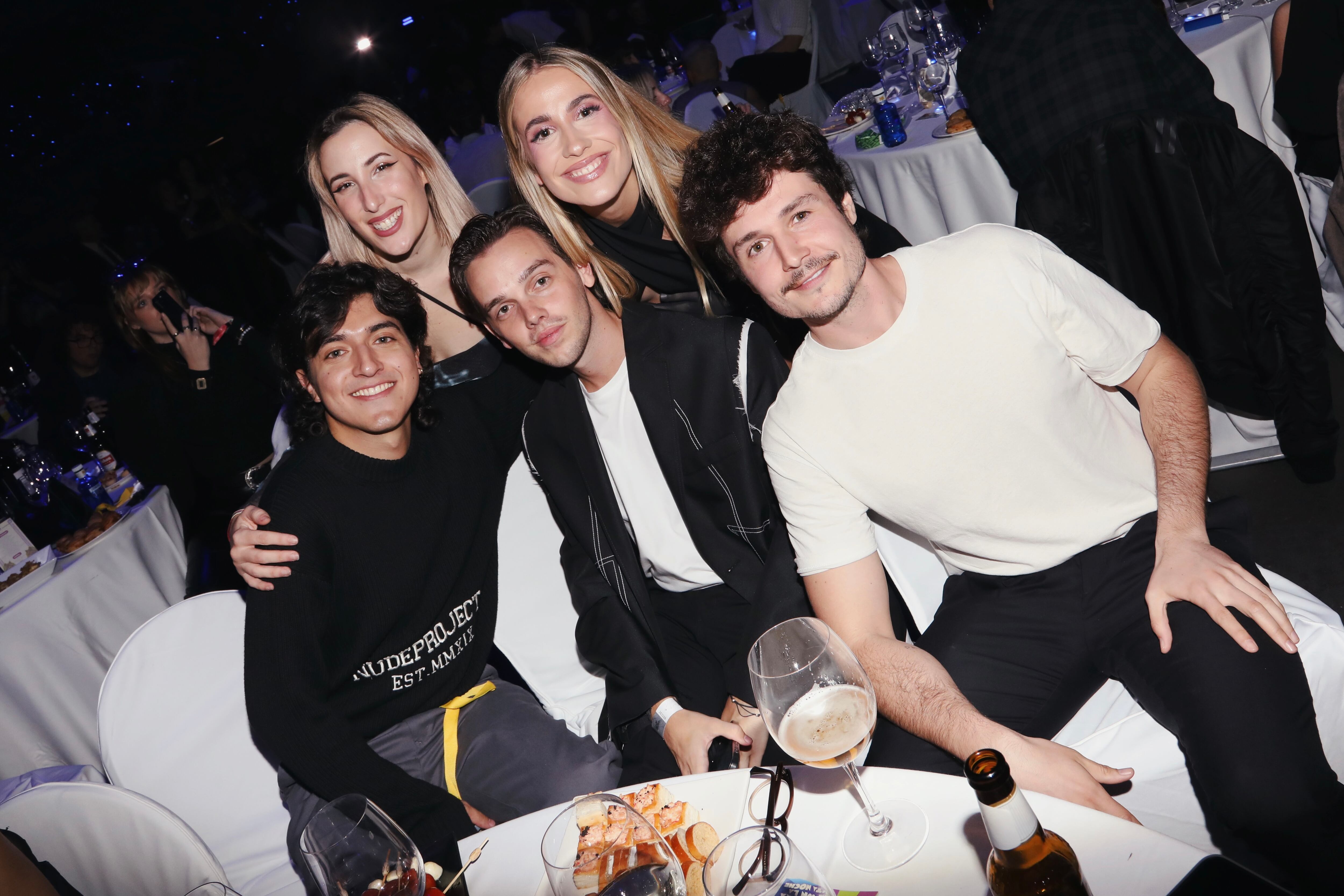 Paula Koops y Miki Núñez posan junto a sus compañeros de mesa.