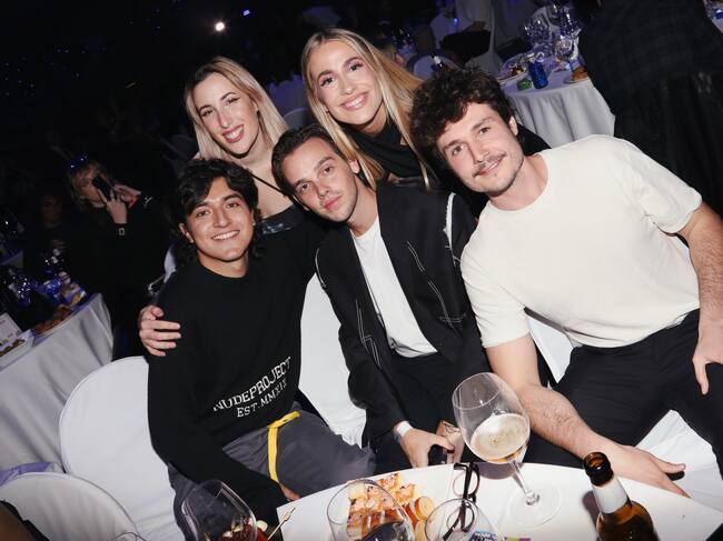 Paula Koops y Miki Núñez posan junto a sus compañeros de mesa.