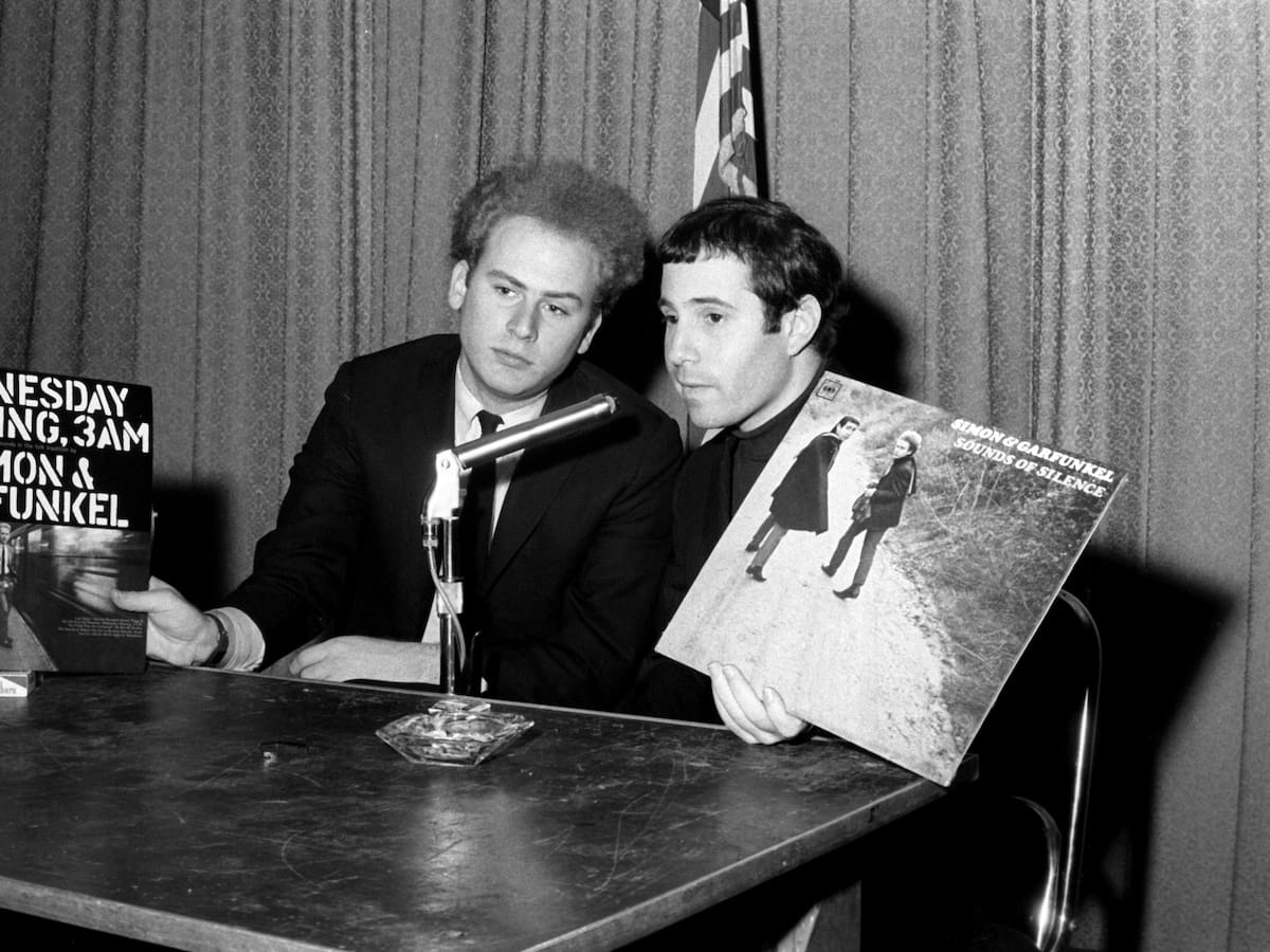 'The sound of silence': La canción que unió a Simon & Garfunkel nació en un cuarto de baño silencioso y oscuro… y con el grifo abierto