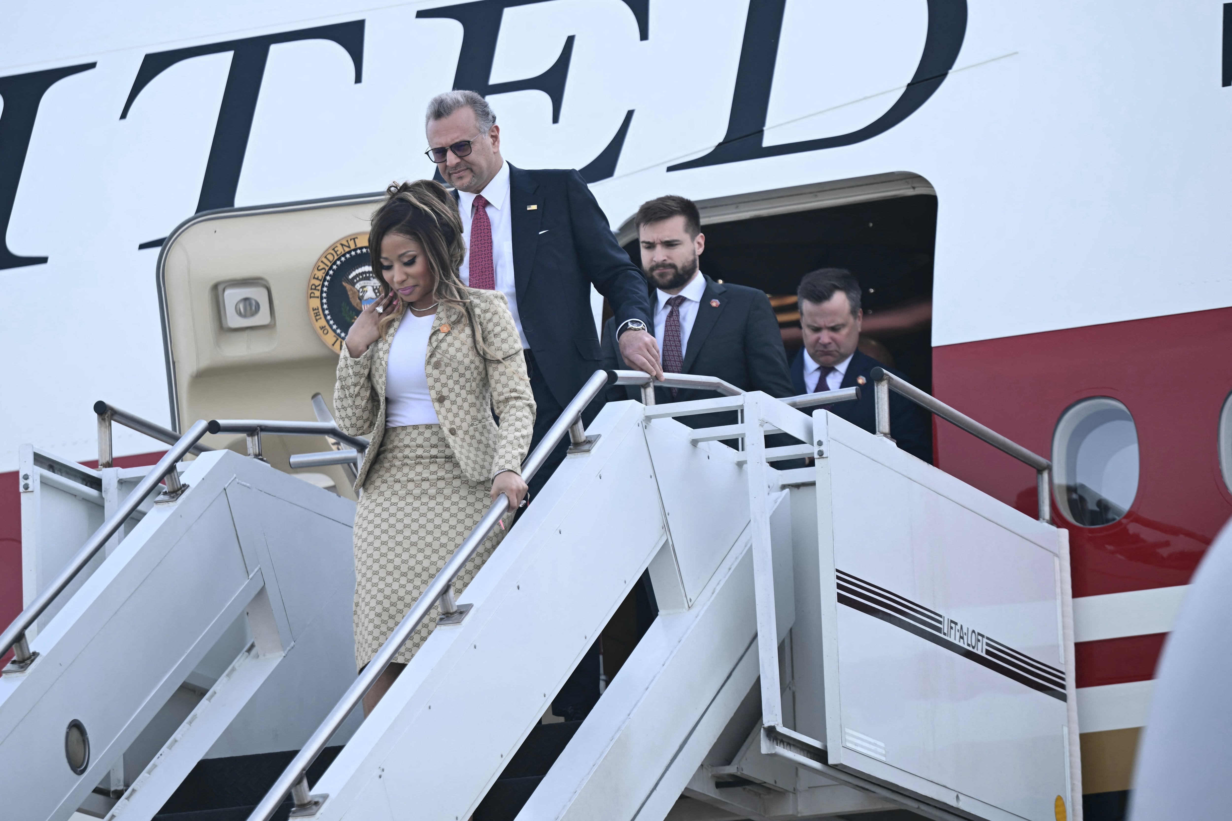 Nicki Minaj y el asesor principal del presidente de Estados Unidos para Asuntos Árabes y de Oriente Medio, Massad Boulos bajan del Air Force One a su llegada a Míchigan