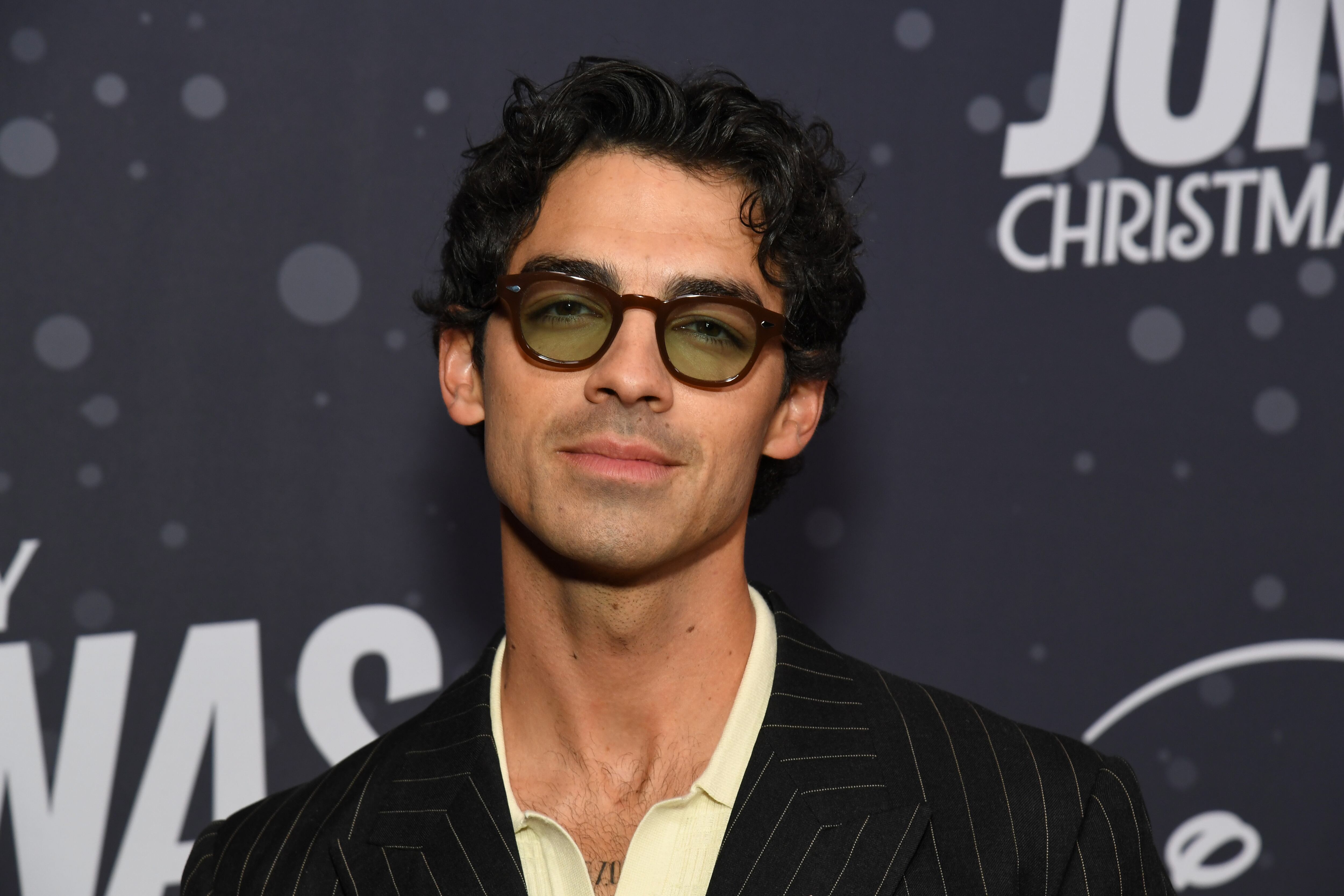 Joe Jonas en la premiere de A Very Jonas Christmas Movie