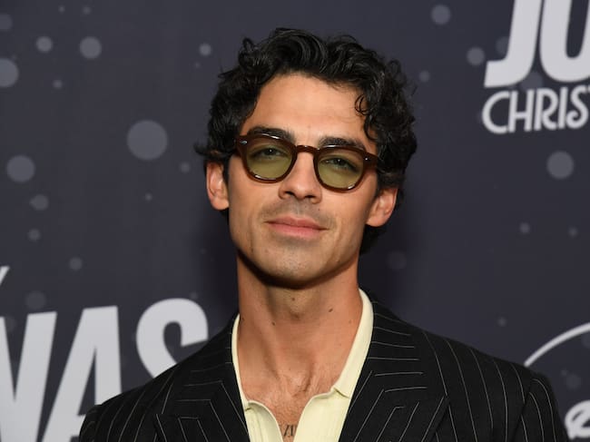 Joe Jonas en la premiere de A Very Jonas Christmas Movie